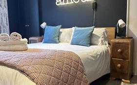 Unique Clifton Apartment On Historic Crescent